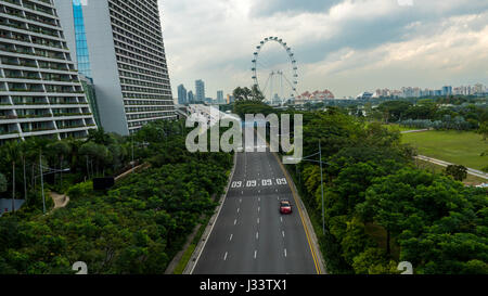 Route de Singapore Flyer. Oeil de Singapour Banque D'Images