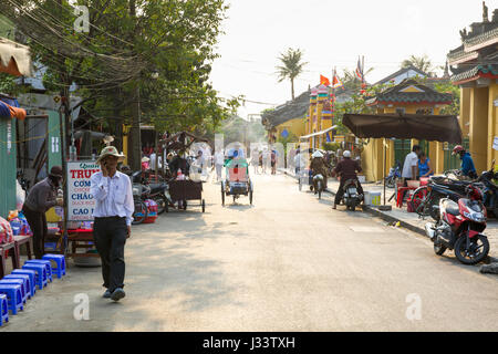 HOI AN, VIETNAM - 13 mars : Les gens dans la rue de l'ancienne ville de Hoi An, classé au Patrimoine Mondial de l'UNESCO le 13 mars 2014 à Hoi An, au Vietnam. Banque D'Images