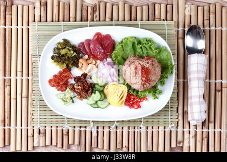 Prêt a servi de nourriture thaïe, Poêlée de riz au jasmin avec pâte de crevettes appeler Kao Klok Kapi en thaï avec saucisse chinoise ,sweet sweet calmars, crevettes, échalotes, Banque D'Images