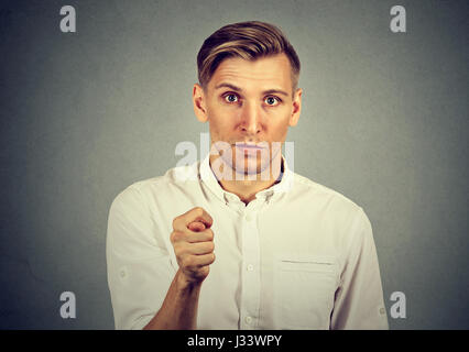 Man giving thumb, doigt figa geste vous obtenez rien zéro isolé sur fond gris. Les émotions humaines, les expressions du visage, sensation, le langage du corps Banque D'Images