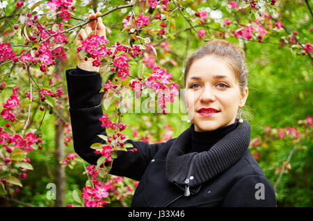 Un portrait féminin avec arbre en fleurs de printemps Banque D'Images