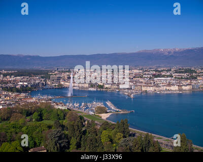 Vue aérienne de la ville de Genève avec jet d'eau et le lac de Genève Banque D'Images