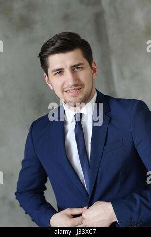 Jeune homme en costume bleu Banque D'Images