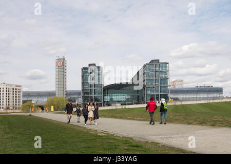 BERLIN, 24 avril : les gens à pied près de la Berlin Hauptbahnhof (gare centrale de Berlin pour l'allemand) à Berlin le 24 avril 2016. Banque D'Images