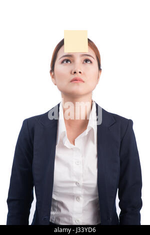 Un portrait d'une jeune femme avec une entreprise confus sticky note sur son front Banque D'Images