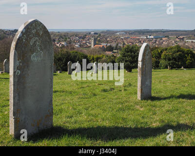 Une vue sur l'église St Mary Vierge Newport Isle of Wight entre cimetière pierres tombales du cimetière de Mount Joy après-midi d'été, la lumière du soleil Banque D'Images