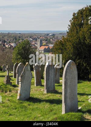 Une vue sur l'église St Mary Vierge Newport Isle of Wight de Mount Joy Cemetery hill après-midi d'été, la lumière du soleil Banque D'Images