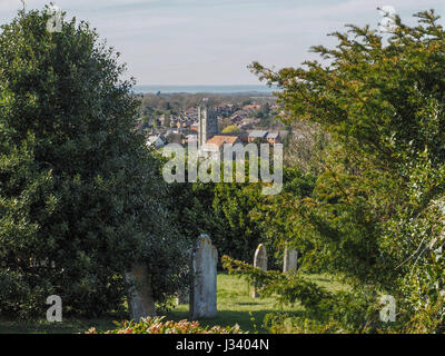 L'église St Mary Vierge Newport Isle of Wight à travers les arbres dans le cimetière Mount Joy après-midi d'été, la lumière du soleil Banque D'Images