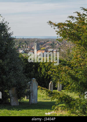 L'église St Mary Vierge Newport Isle of Wight à travers les arbres dans le cimetière Mount Joy après-midi d'été, la lumière du soleil Banque D'Images