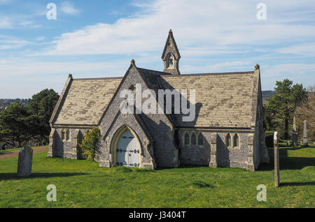 Chapelle du cimetière de Mount Joy Newport Isle of Wight sunny day light cloud wispy pelouse en premier plan strong shadow Banque D'Images