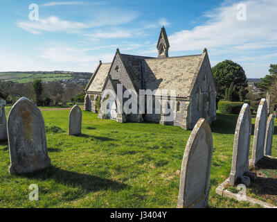 Chapelle du cimetière de Mount Joy Newport Isle of Wight jour ensoleillé nuages filandreux lumière tombes pierres tombales en premier plan strong shadow Banque D'Images