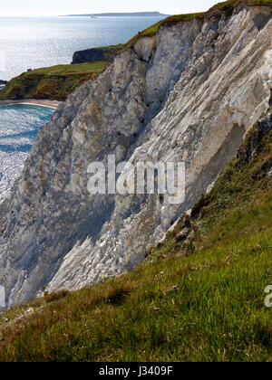 Falaise de craie en ruine et paroi rocheuse de South West Coast Path entre Worbarrow Bay, Arish Mell et Mupe Bay sur la côte jurassique du Dorset, UK Banque D'Images