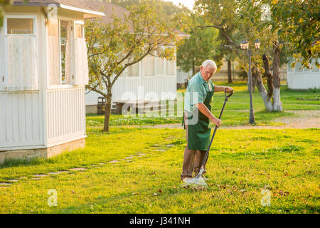 Jardinier senior avec rake. Banque D'Images