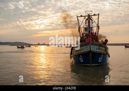 PRACHUAP KHIRI KHAN EN THAÏLANDE - MARS 29 bateau de pêche thaïlandais : approche d'un port WAN de klong Mobilis in Mobile le 29 mars 2017 dans Prachuap Khiri Khan sout Banque D'Images