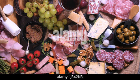 Vue d'en haut d'un plateau de charcuterie (viande séchée), jambon, salami, fromage et pâté Banque D'Images