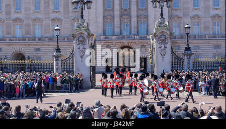 La modification de la garde à Buckingham Palace, Londres. Défilé des gardes de la Reine marchant en uniforme avec la musique Banque D'Images