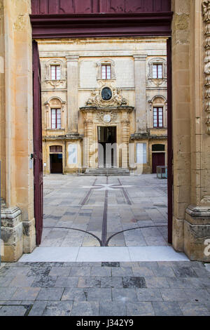 Avant-cour du Palazzo Vilhena, un palais de style baroque français, commandé en 1726 par le Portugais Grand Maître de l'Ordre de Saint-Jean, Antonio Manoel. Banque D'Images