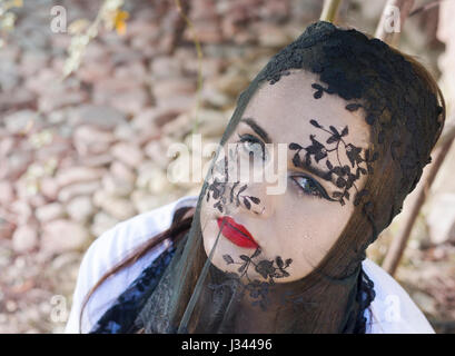 Femme vêtu de noir et translucide voile sur son visage. Banque D'Images