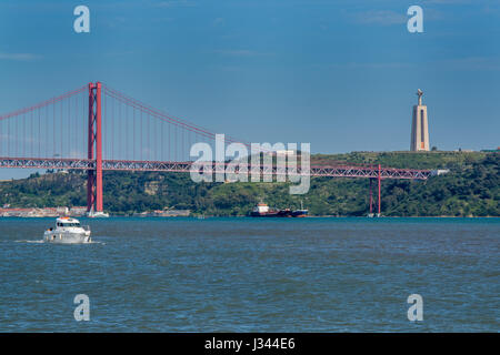 Lisbonne Portugal. 29 mars 2017.le Tage et le Tage à Lisbonne, Tejo pont pont relie le nord et le centre du Portugal avec le sud. Lisbonne, Portug Banque D'Images