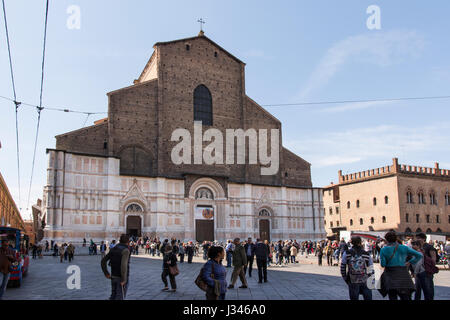 La façade de la Cathédrale Saint Petronio de Bologne Banque D'Images