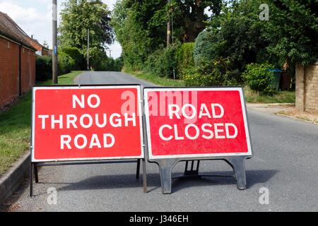 La signalisation routière montrant une rue fermée au Royaume-Uni Banque D'Images