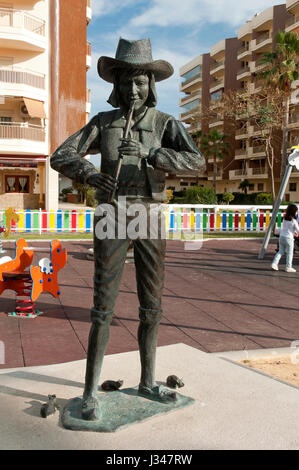 Statue du joueur de flûte de Hamelin, Fantasy Park, Fuengirola, Malaga province, région d'Andalousie, Espagne, Europe Banque D'Images