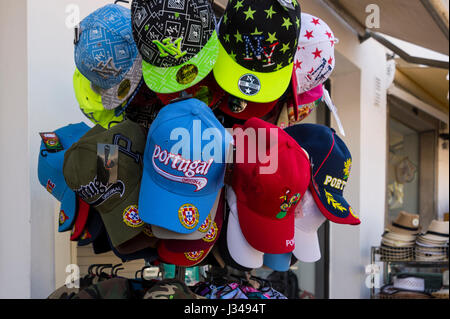 Baseball hats colorés à l'extérieur d'une boutique de souvenirs pour touristes à Tavira Portugal Banque D'Images