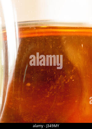 La texture d'une bière dans une bouteille par le côté close up Banque D'Images