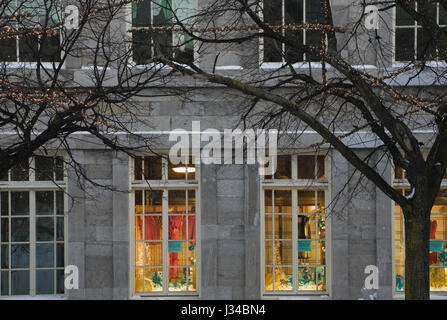 Marché Bonsecours storefront windows en hiver au crépuscule, le Vieux Montréal, Québec, Canada Banque D'Images