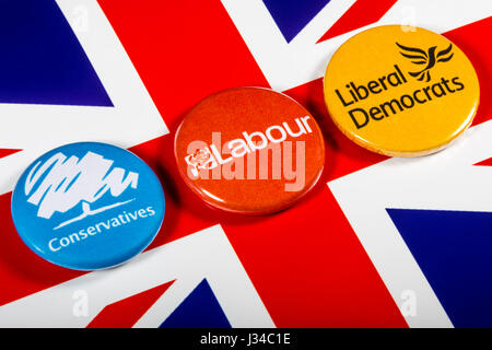 Londres, UK - 2 mai 2017 : conservateurs, libéraux démocrates et du travail sur la broche insignes UK drapeau, symbolisant la lutte politique en faveur de l'El Banque D'Images