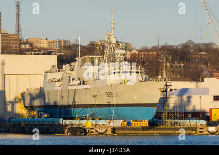 Frégate de classe Halifax NCSM CHARLOTTETOWN (FFH 339) sur un syncrolift pour entretien à Halifax, Nouvelle-Écosse, Canada. Banque D'Images