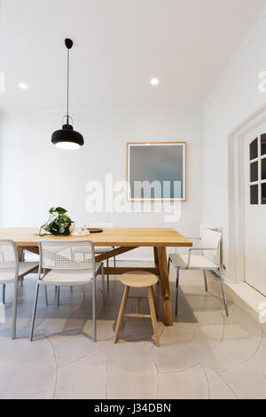 Intérieur de style scandinave moderne, salle à manger avec lumière pendentif en Australie Banque D'Images