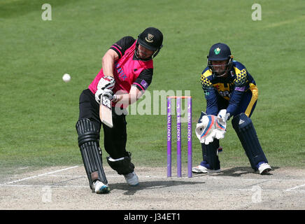 Le Sussex Stiaan van Zyl (à gauche) sur son chemin de notation 96 effectue la surveillance par Wicket-keeper Chris Cooke pendant le Royal London un jour à la 1ère Coupe du comté Central Sol, Hove. Banque D'Images