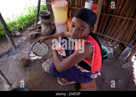 Une femme Mwani cuisine dans sa cuisine de l'île d'Ibo, une des îles de l'archipel de Quirimbas dans l'océan Indien au large du Mozambique Banque D'Images