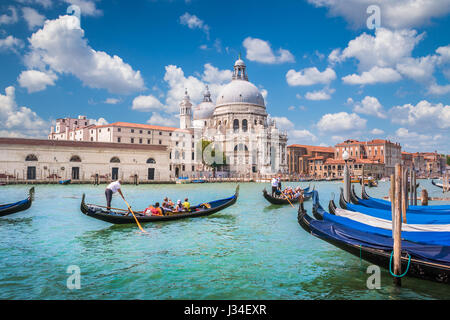 Belle vue sur les gondoles sur le Grand Canal avec Basilique historique di Santa Maria della Salute en arrière-plan sur une journée ensoleillée à Venise Banque D'Images