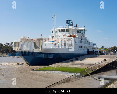 Le bac "La Gironde" amarré dans le port de Le Verdon-sur-Mer. Banque D'Images