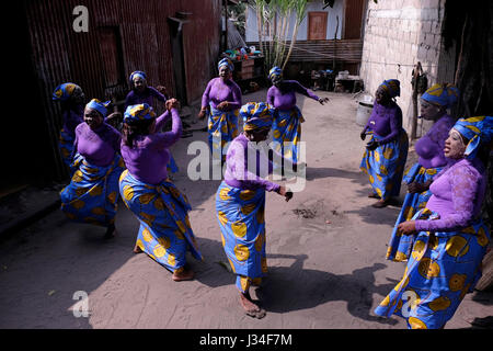 Les femmes africaines dansent Marramenta un style populaire de la musique de danse mozambicaine combinant les rythmes traditionnels de danse mozambicaine avec la musique folklorique portugaise à Barrio da Mafallala un pauvre bidonville de Maputo, la capitale du Mozambique Afrique Banque D'Images