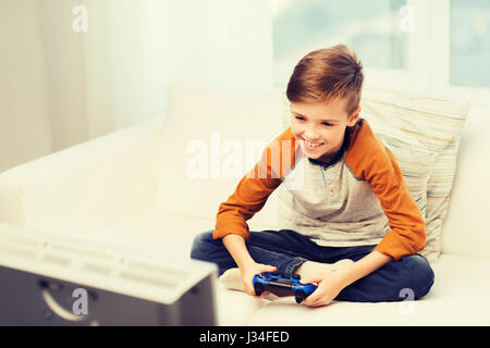 Happy boy avec manette de jeu vidéo à la maison de jeu Banque D'Images