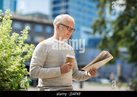 Senior man reading newspaper et boire du café Banque D'Images