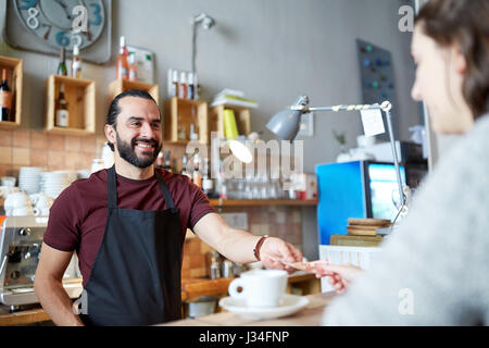 Homme ou waiter serving customer at coffee shop Banque D'Images