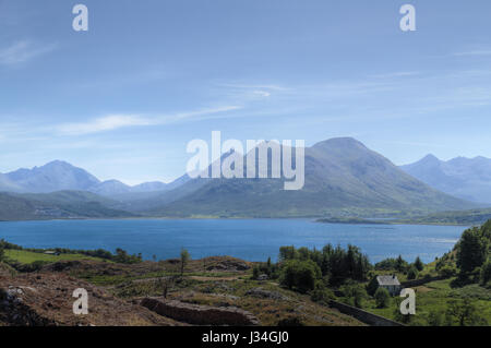 Vue de la montagnes Cuillin sur Skye prises à travers le son de Raasay depuis l'île de Raasay en Ecosse Banque D'Images