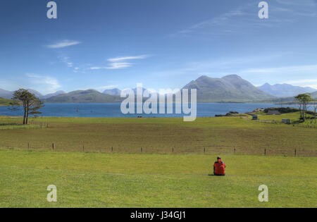 Vue de la montagnes Cuillin sur Skye prises à travers le son de Raasay depuis l'île de Raasay en Ecosse Banque D'Images