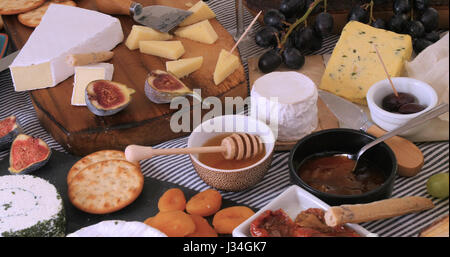 Vue d'un assortiment de fromages français et britannique aux figues et raisins Banque D'Images