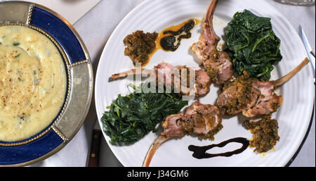 Vue du haut vers le bas d'un rack d'agneau avec sauce à la menthe en croûte Banque D'Images