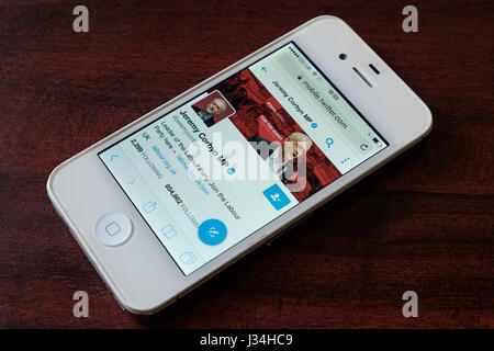 Jeremy Corbyn MP Labour Party twitter page d'avance sur l'élection générale de 2017 # GE2017 vue campagne sur un écran de téléphone mobile smartphone Banque D'Images