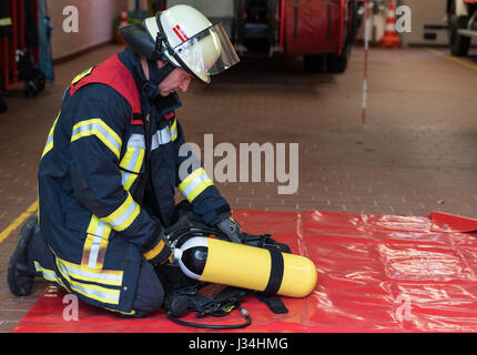 Pompier allemand en action avec réservoir d'oxygène Banque D'Images