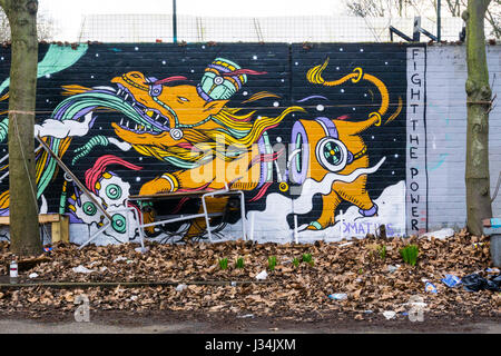 Lutter contre le pouvoir de l'écriture graffiti à Brixton. Banque D'Images
