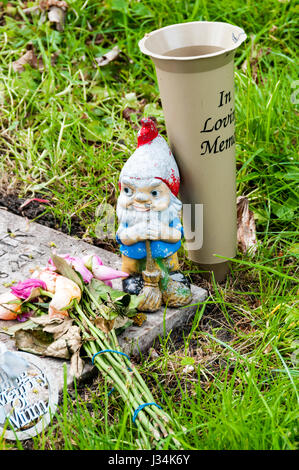 Nain de jardin sur une tombe comme un mémorial.. Banque D'Images