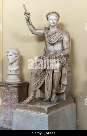 Rome. L'Italie. Assis statue de l'Empereur romain Tibère, 1er siècle après J.-C., Musée Chiaramonti, Musées du Vatican. Musei Vaticani. Cycle dynastique de Veio. Banque D'Images