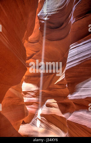 Un faisceau de lumière dans la région de Antelope Canyon, Arizona, United States Banque D'Images